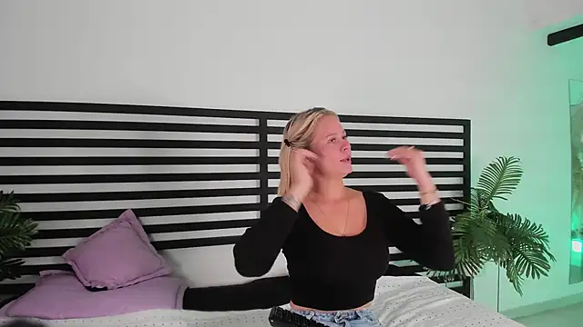 stefanny ruiz  online show from 2, 12, 2024