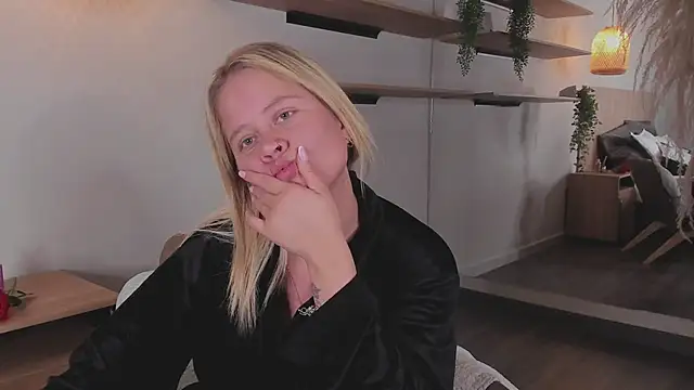 stefanny ruiz  online show from 22, 3, 2025