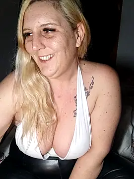 BecciDeluxe online show from 7, 2, 2026