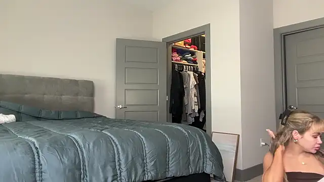 ElenaErickson online show from 5, 3, 2025