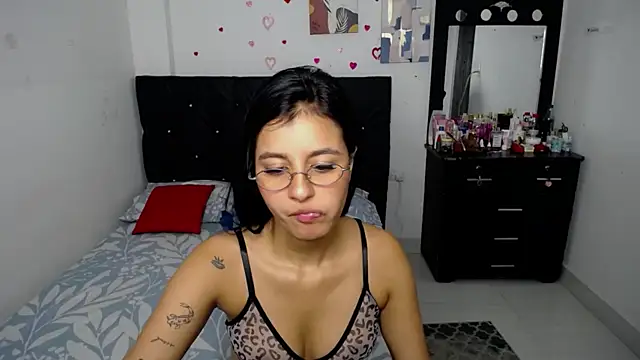 Snapshot of floweer_ chatting on 23, 10, 2025 floweer  online show from 23, 10, 2025