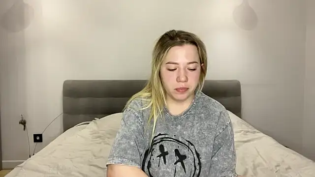 Embersweetbunny online show from 20, 12, 2025