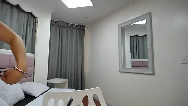 IssadoraJames online show from 10, 1, 2025