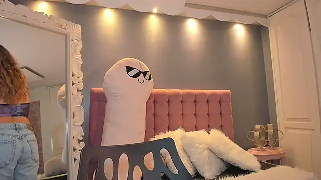 IssadoraJames online show from 8, 10, 2025