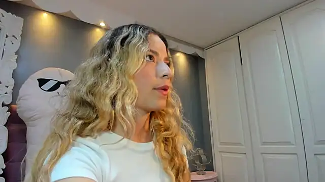 IssadoraJames online show from 11, 11, 2025