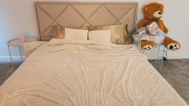 IceDanielles online show from 7, 4, 2026