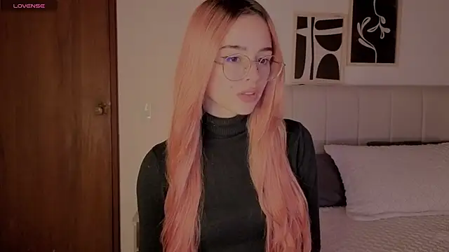 Snapshot of Roxxy_mora chatting on 2, 2, 2026 Roxxy mora online show from 2, 2, 2026