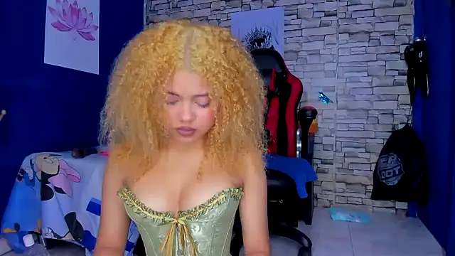 sofiacastillo01 online show from 15, 2, 2025