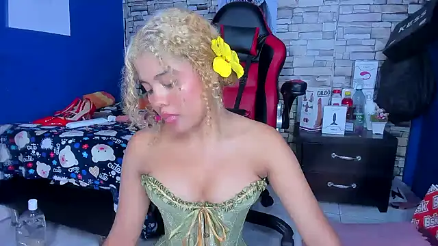 sofiacastillo01 online show from 15, 3, 2025