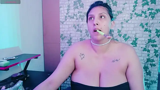 Snapshot of MIABOOBS__ chatting on 16, 10, 2025 MIABOOBS online show from 16, 10, 2025