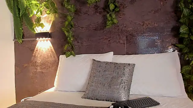 emily hunter12 online show from 11, 4, 2026