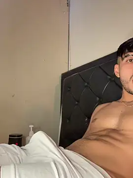 Snapshot of tom_thick chatting on 19, 11, 2025 tom thick online show from 19, 11, 2025