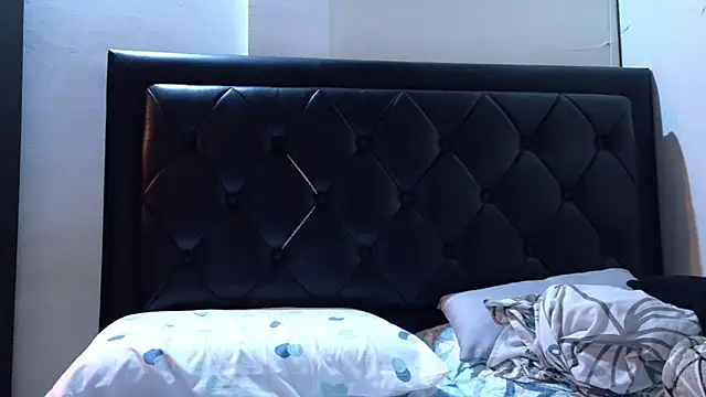 Snapshot of tom_thick chatting on 28, 2, 2026 tom thick online show from 28, 2, 2026