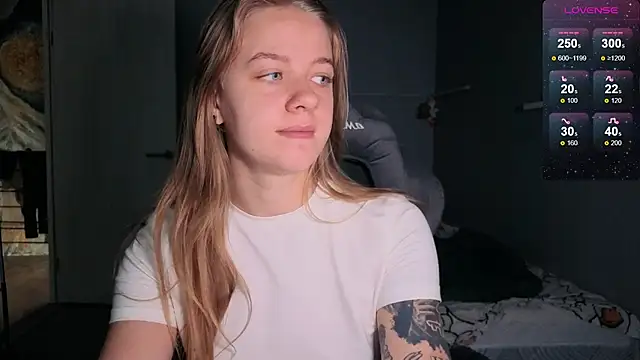 Snapshot of candy_maggie chatting on 8, 9, 2025 candy maggie online show from 8, 9, 2025