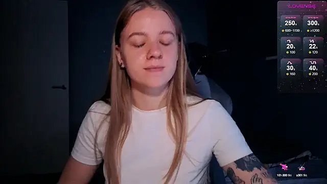 Snapshot of candy_maggie chatting on 8, 10, 2025 candy maggie online show from 8, 10, 2025