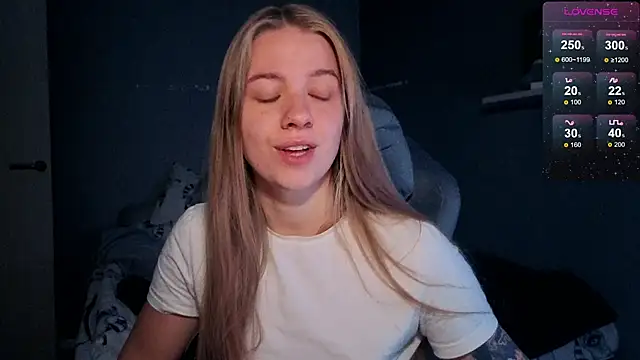 Snapshot of candy_maggie chatting on 13, 10, 2025 candy maggie online show from 13, 10, 2025