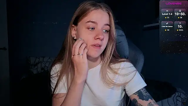 Snapshot of candy_maggie chatting on 28, 10, 2025 candy maggie online show from 28, 10, 2025