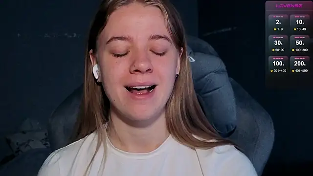 Snapshot of candy_maggie chatting on 13, 11, 2025 candy maggie online show from 13, 11, 2025