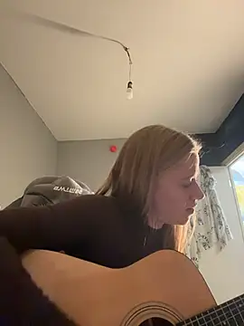 Snapshot of candy_maggie chatting on 16, 11, 2025 candy maggie online show from 16, 11, 2025