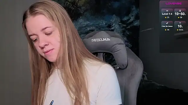 Snapshot of candy_maggie chatting on 14, 12, 2025 candy maggie online show from 14, 12, 2025