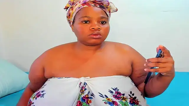 Snapshot of ThickLeeyanaX chatting on 10, 10, 2025 ThickLeeyanaX online show from 10, 10, 2025