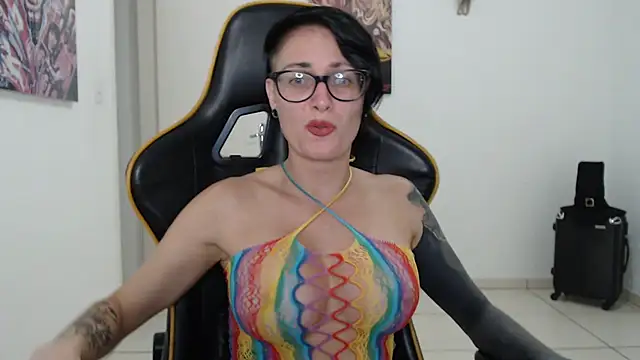 Snapshot of CrisBathoryxxx chatting on 8, 12, 2024 CrisBathoryxxx online show from 8, 12, 2024
