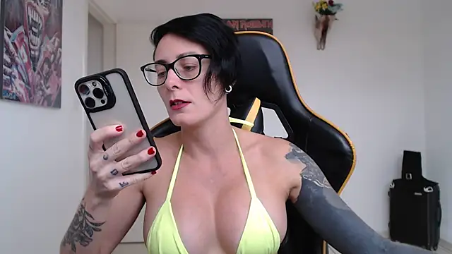 Snapshot of CrisBathoryxxx chatting on 22, 12, 2024 CrisBathoryxxx online show from 22, 12, 2024