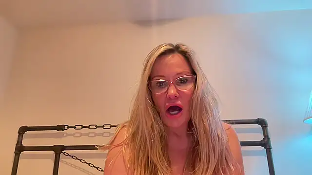 Snapshot of Milf_Goddess chatting on 19, 2, 2025 Milf Goddess online show from 19, 2, 2025