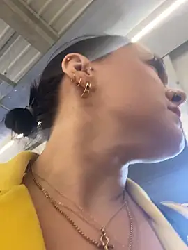 Luccreccia  online show from 18, 11, 2025