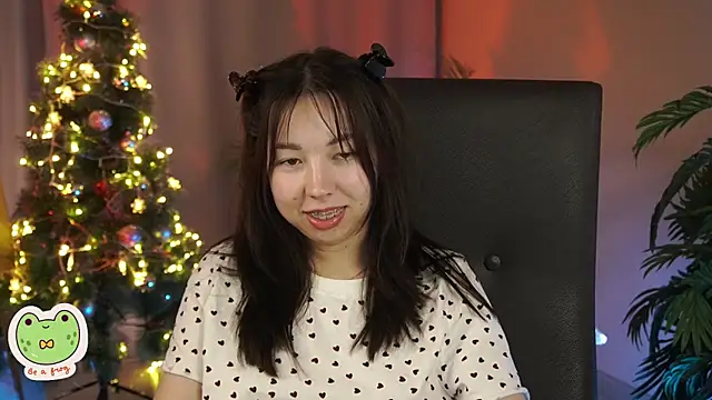 Snapshot of Sarah_Son chatting on 5, 1, 2025 Sarah Son online show from 5, 1, 2025