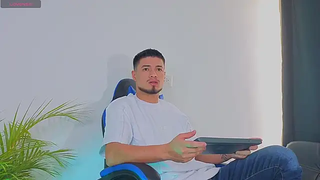 Snapshot of EdwardRoss_ chatting on 19, 10, 2025 EdwardRoss online show from 19, 10, 2025