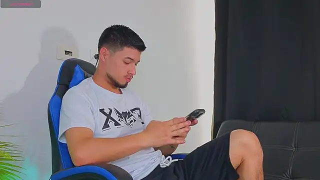 Snapshot of EdwardRoss_ chatting on 22, 10, 2025 EdwardRoss online show from 22, 10, 2025