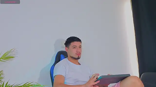 Snapshot of EdwardRoss_ chatting on 26, 10, 2025 EdwardRoss online show from 26, 10, 2025