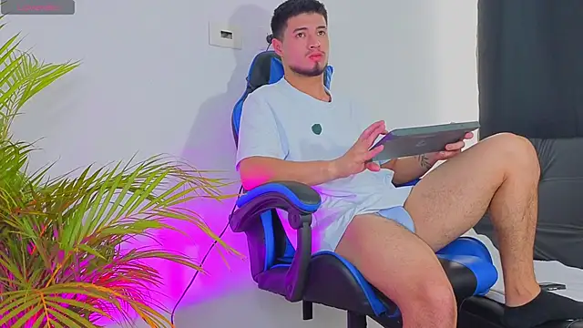 Snapshot of EdwardRoss_ chatting on 28, 10, 2025 EdwardRoss online show from 28, 10, 2025