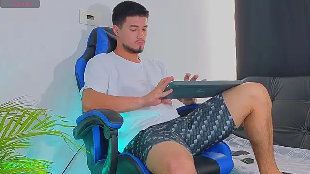 Snapshot of EdwardRoss_ chatting on 30, 10, 2025 EdwardRoss online show from 30, 10, 2025