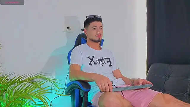 Snapshot of EdwardRoss_ chatting on 2, 11, 2025 EdwardRoss online show from 2, 11, 2025