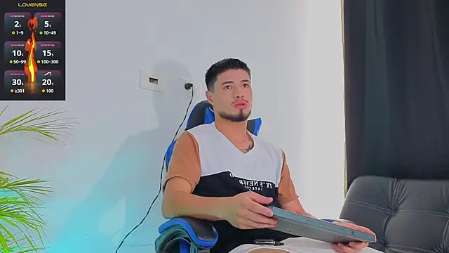 Snapshot of EdwardRoss_ chatting on 6, 11, 2025 EdwardRoss online show from 6, 11, 2025