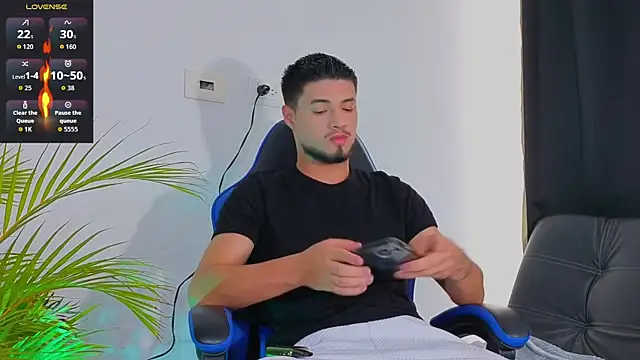 Snapshot of EdwardRoss_ chatting on 10, 11, 2025 EdwardRoss online show from 10, 11, 2025