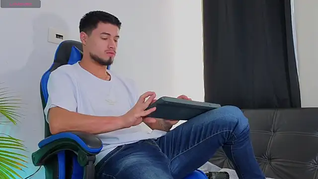 Snapshot of EdwardRoss_ chatting on 11, 11, 2025 EdwardRoss online show from 11, 11, 2025