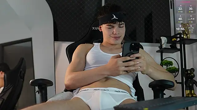 Snapshot of Max_cortes1 chatting on 10, 9, 2025 Max cortes1 online show from 10, 9, 2025