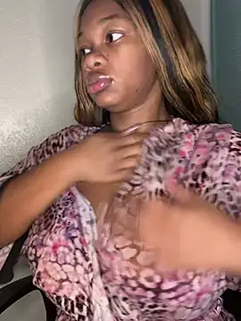 Snapshot of CharismaaBanx chatting on 8, 12, 2024 CharismaaBanx online show from 8, 12, 2024