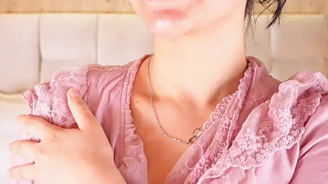 Snapshot of KiraKayleigh1 chatting on 5, 7, 2026 KiraKayleigh1 online show from 5, 7, 2026