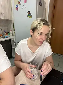 Snapshot of MrMrsRight chatting on 6, 2, 2025 MrMrsRight online show from 6, 2, 2025