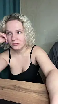 Snapshot of MrMrsRight chatting on 19, 2, 2025 MrMrsRight online show from 19, 2, 2025