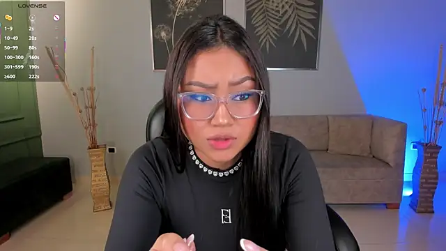 Snapshot of AmberLewis_ chatting on 4, 11, 2025 AmberLewis online show from 4, 11, 2025