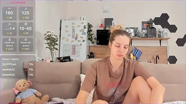 Girl alone home online show from 25, 10, 2025