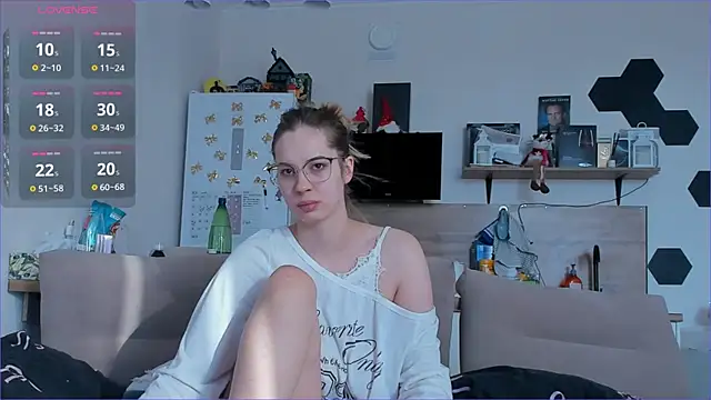 Girl alone home online show from 29, 3, 2026