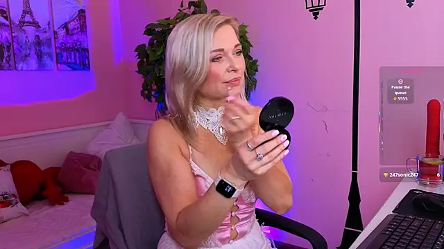 Snapshot of Gloria_Lovely chatting on 21, 7, 2026 Gloria Lovely online show from 21, 7, 2026