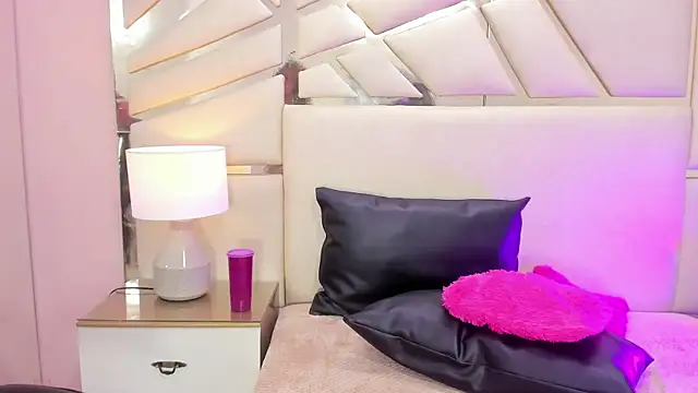 AlanaJones1 online show from 22, 1, 2025