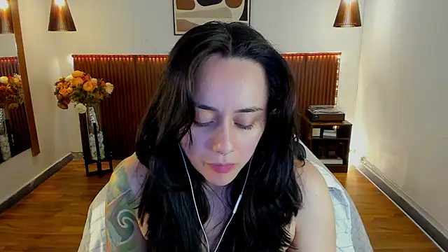 Snapshot of KatherineBond chatting on 23, 6, 2026 KatherineBond online show from 23, 6, 2026